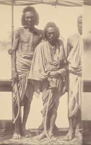(Portrait de trois hommes natifs debout sur un bateau) - Théodule Devéria